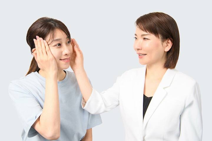 二人の女性　メソッドの指導をしている
