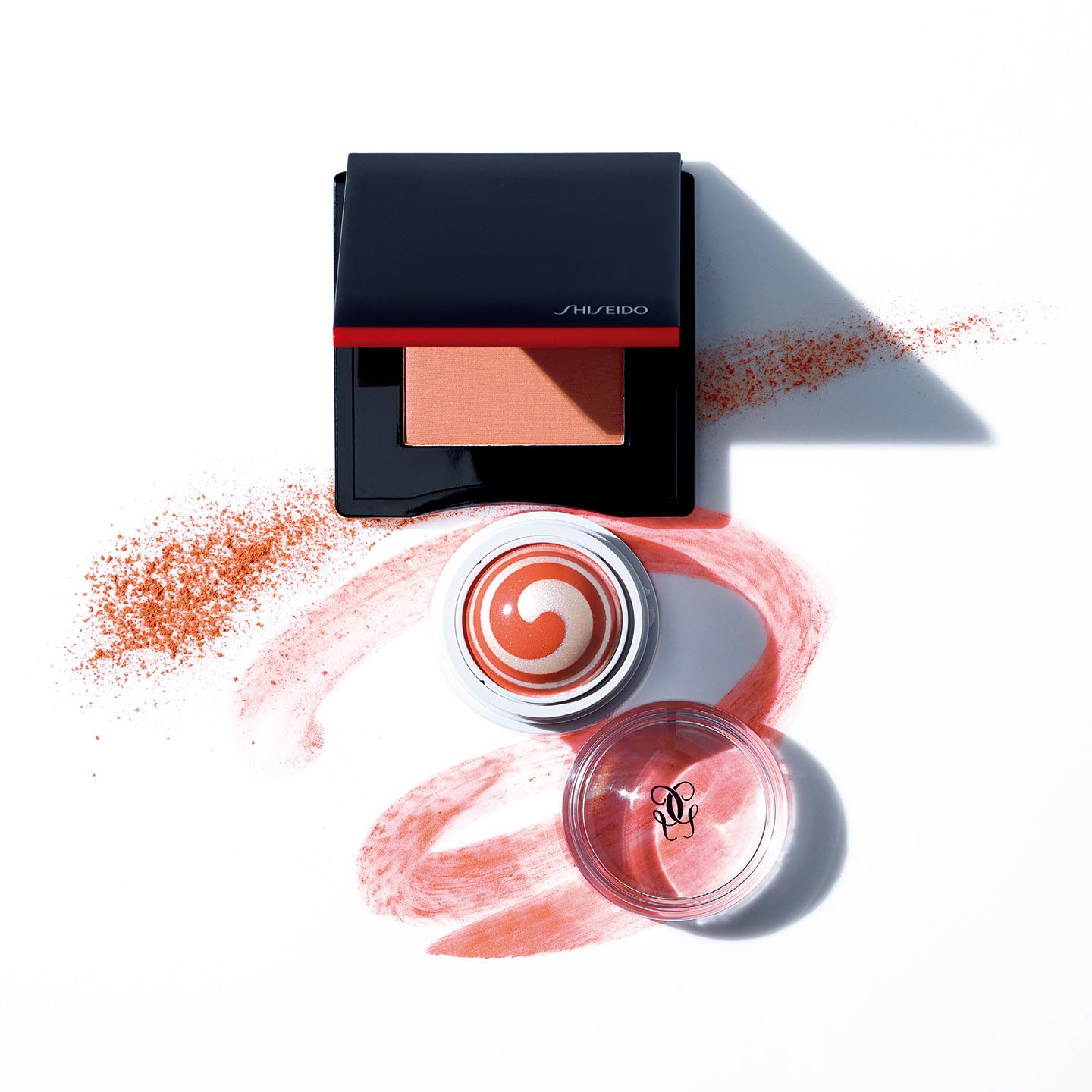 SHISEIDO インナーグロウ チークパウダー 06 ¥4,000、ゲラン メテオリット バブル ブラッシュ ピーチ ¥5,000(限定発売)