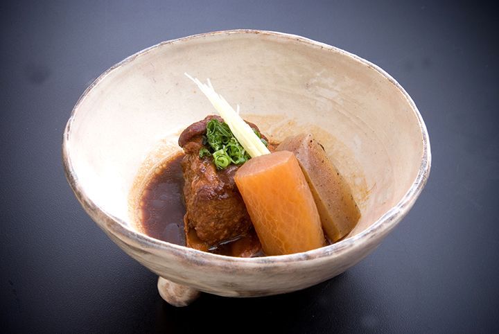 黒豚のあばら肉を、黒砂糖と焼酎で煮込んだ郷土料理「とんこつ」