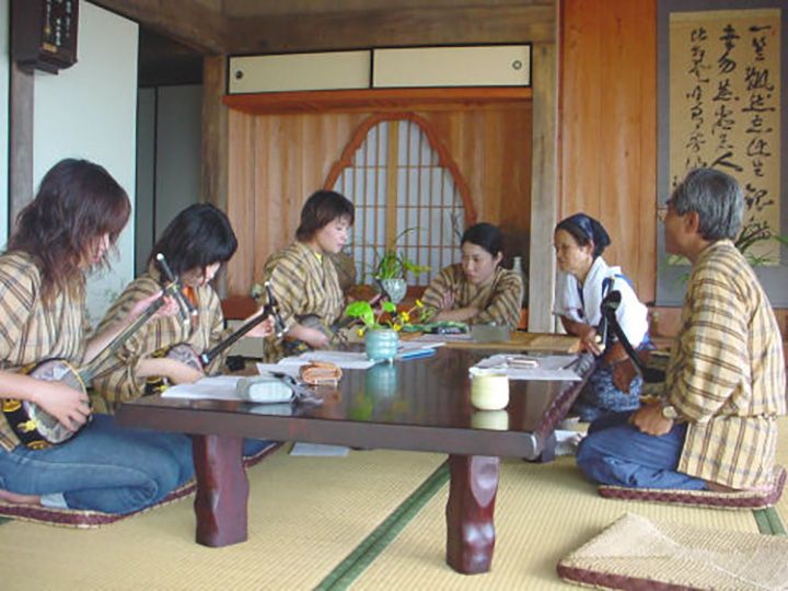 島唄体験の様子。唄者の丁寧な指導があるので、初心者も安心!