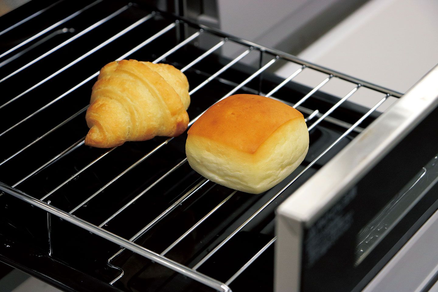 【両面焼きタイプの場合】1.網の上にパンを並べる 2.中火で3~4分加熱 3.火を止め、そのまま7~8分保温する