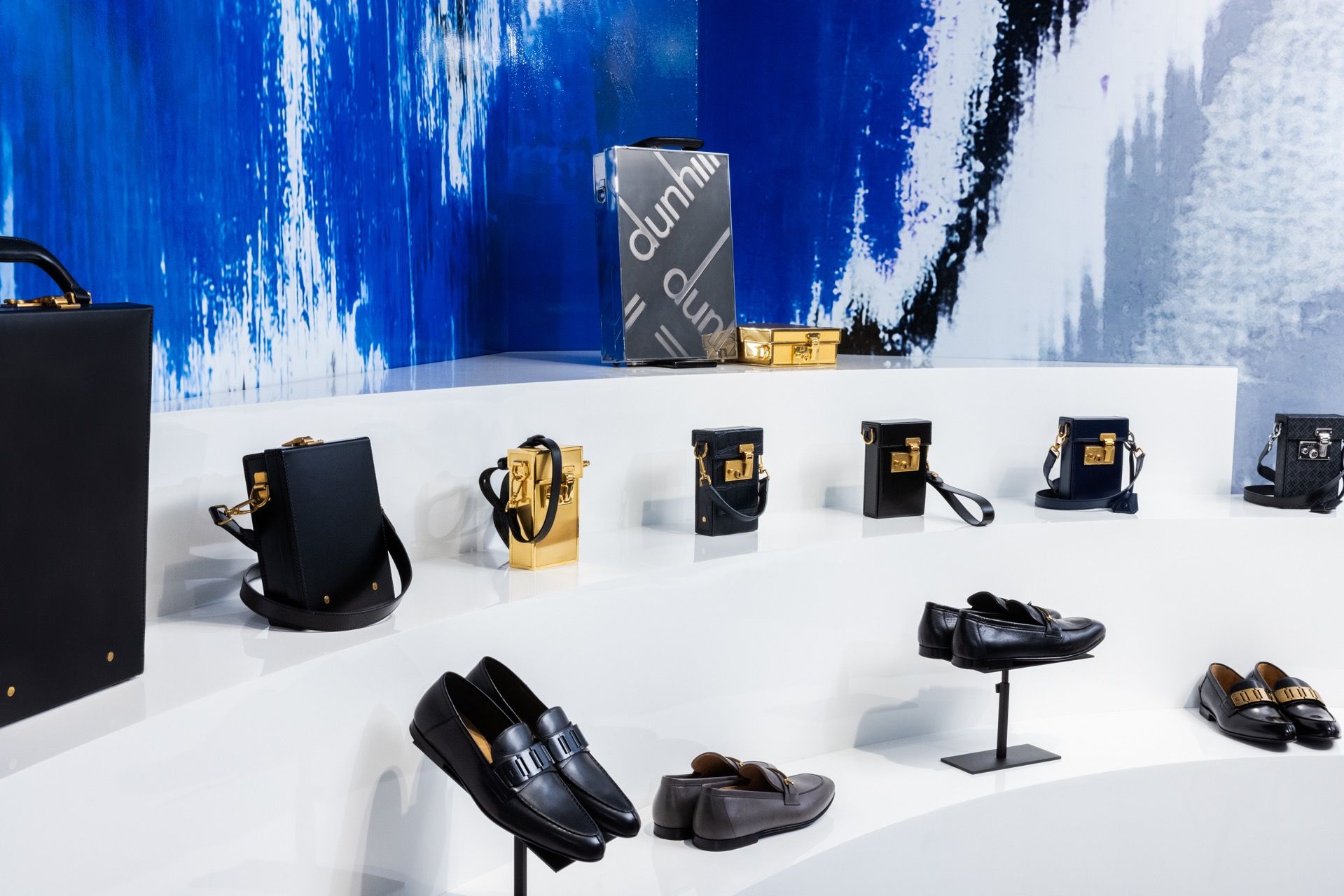「ダンヒル GINZA SIX コンセプト ストア」に並べられたバッグや靴などのアクセサリー