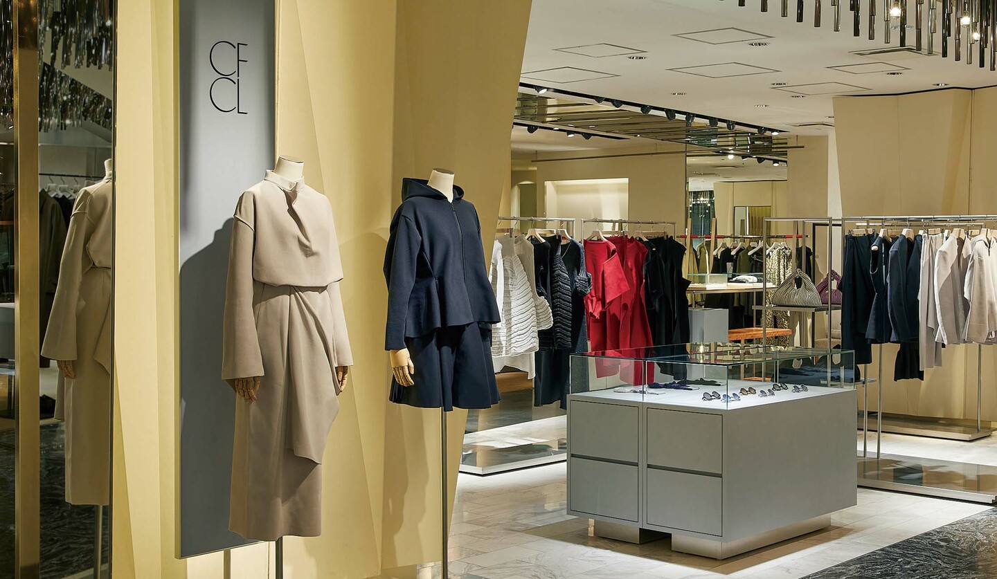 伊勢丹新宿店本館3Fにオープンした「CFCL ISETAN SHINJUKU」の店内カット
