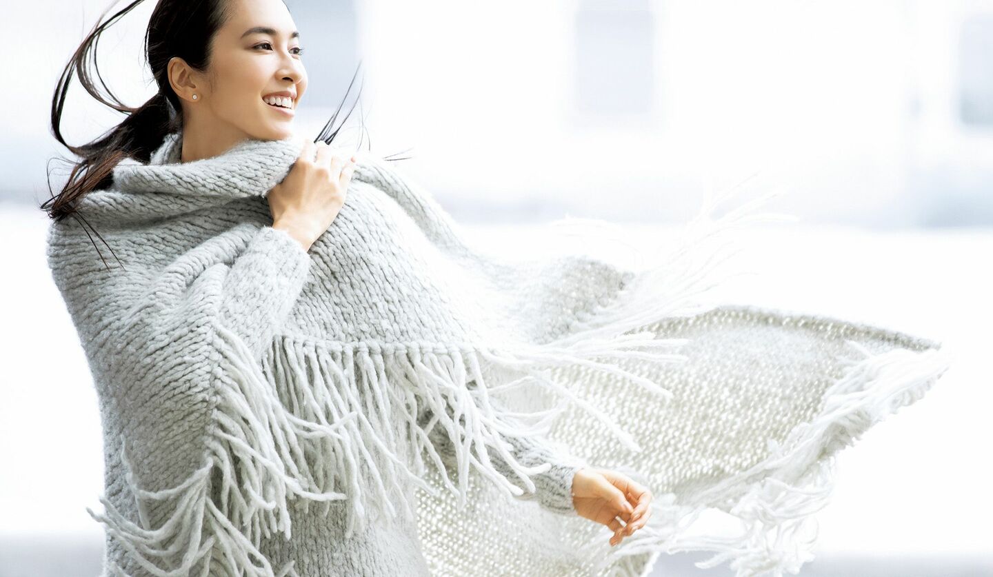 「ガブリエラ ハースト」のカシミア大判ストールとニットを着用したモデル