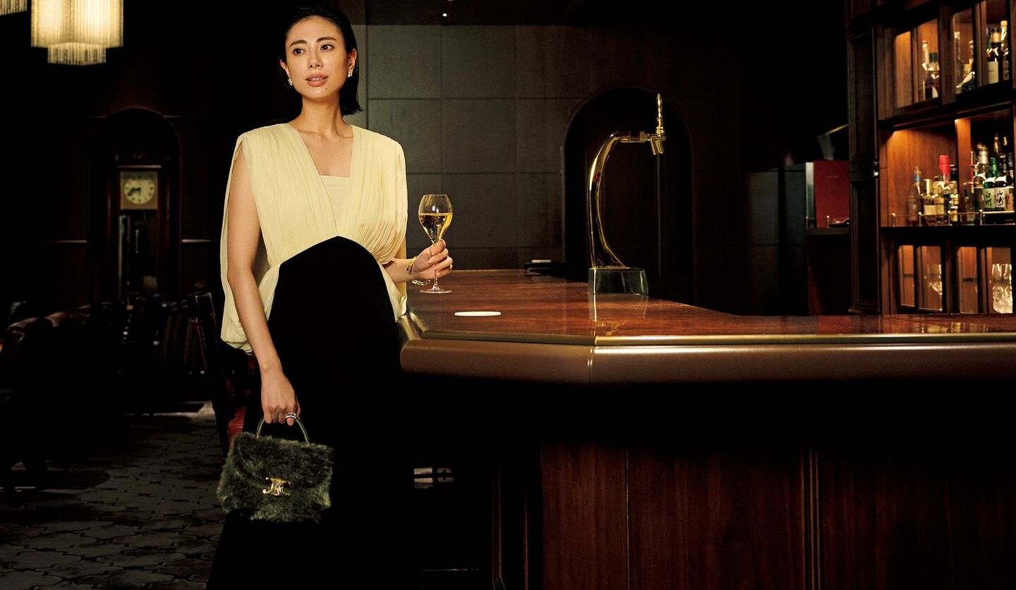 セリーヌのワンピースを着用したモデルの土屋巴瑞季さん