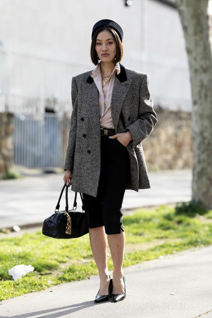 シックなモノトーンになじむよう、ピンクシャツはくすみトーンを選ぶのが吉。