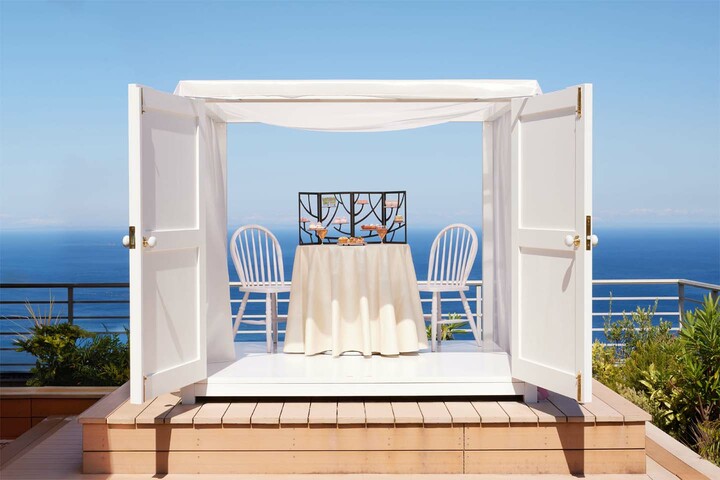 リゾナーレ熱海で提供される「梅ひらくアフタヌーンティー」の席イメージ