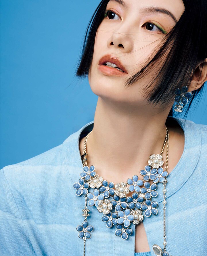 シャネルの2025／2026年 クルーズ コレクションのジュエリーを纏ったモデルの泉はるさん