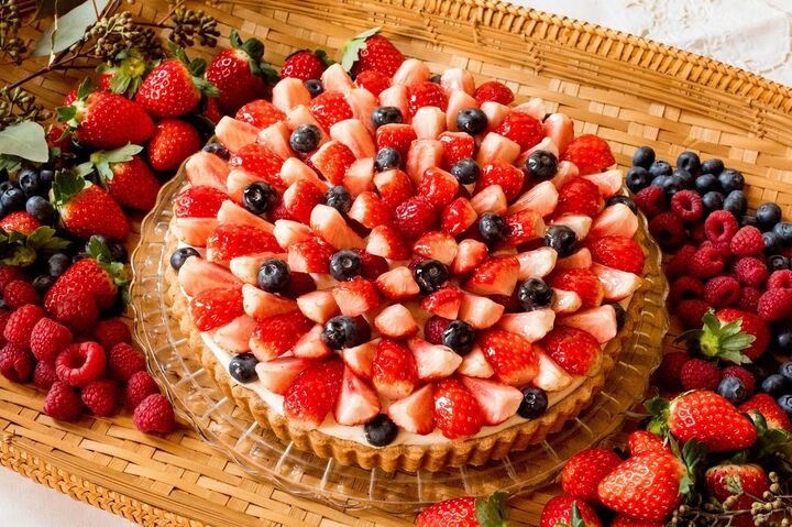 子どもにも喜ばれそうなイチゴとチョコの組み合わせ。1ピース￥670／ホール[25cm]￥6,372（ともに税込）