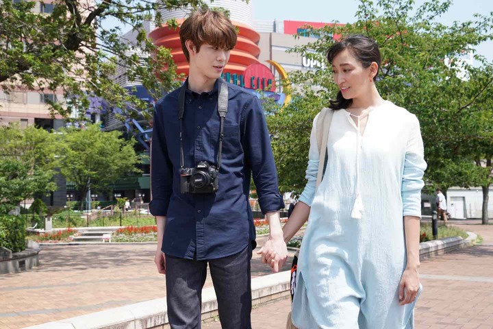 宮沢氷魚さん演じるカメラマンの伴野丈（左）　©︎日本テレビ