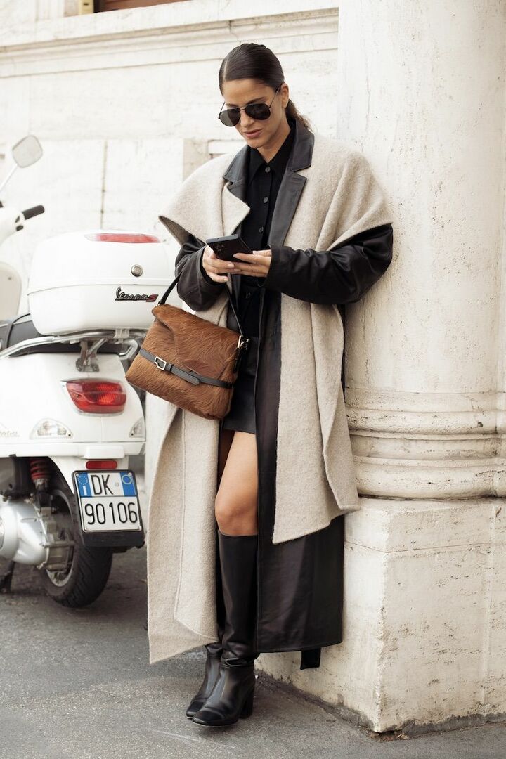 格好良いレザーとあたたかみのある素材をミックスして小気味よく。