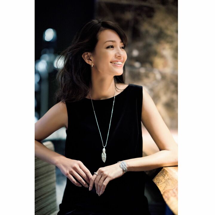 ペンダント￥3,675,000・ブレスレット￥8,800,000・イヤリング￥720,000［すべてホワイトゴールド×ダイヤモンド］、リング［プラチナ×ダイヤモンド］￥1,450,000（ピアジェ）、ワンピース￥123,000（エスカーダ・ジャパン〈エスカーダ〉）