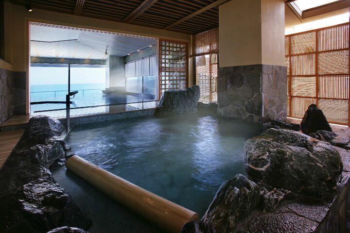 「吟水湯」の露天岩風呂