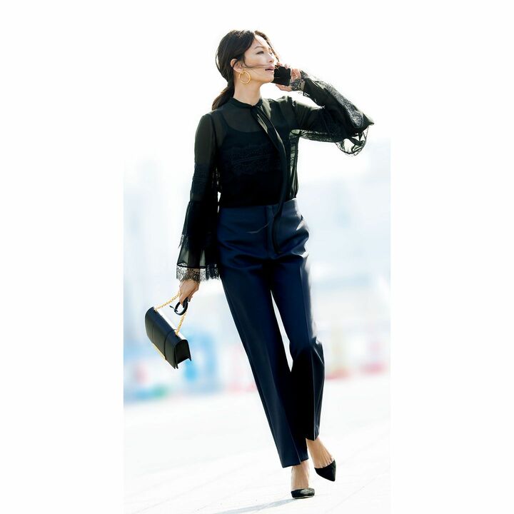 パンツ￥82,000（アパルトモン 青山店〈マディソンブルー〉）、ジャンバティスタ ヴァリのブラウス￥147,000・マリア ブラックのピアス［片耳］￥20,000（ストラスブルゴ）、バッグ￥165,000（セルジオ ロッシ）、靴￥99,000（ブルーベル・ジャパン〈マノロ ブラニク〉）