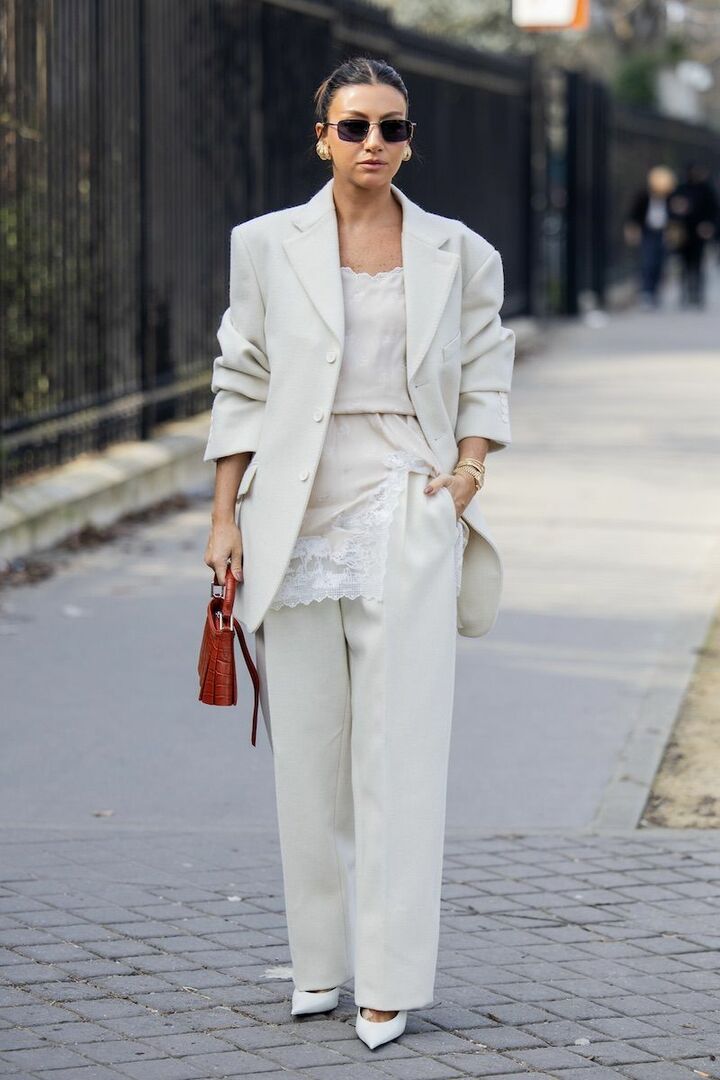 ヘアをコンパクトにまとめておくとホワイトの装いもすっきり。