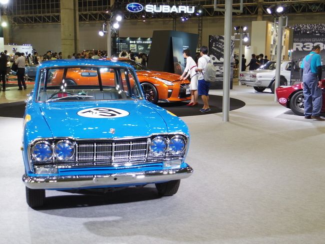 第2回日本グランプリ(1964年)のために開発された高性能セダン、プリンス「スカイラインGT」も展示。