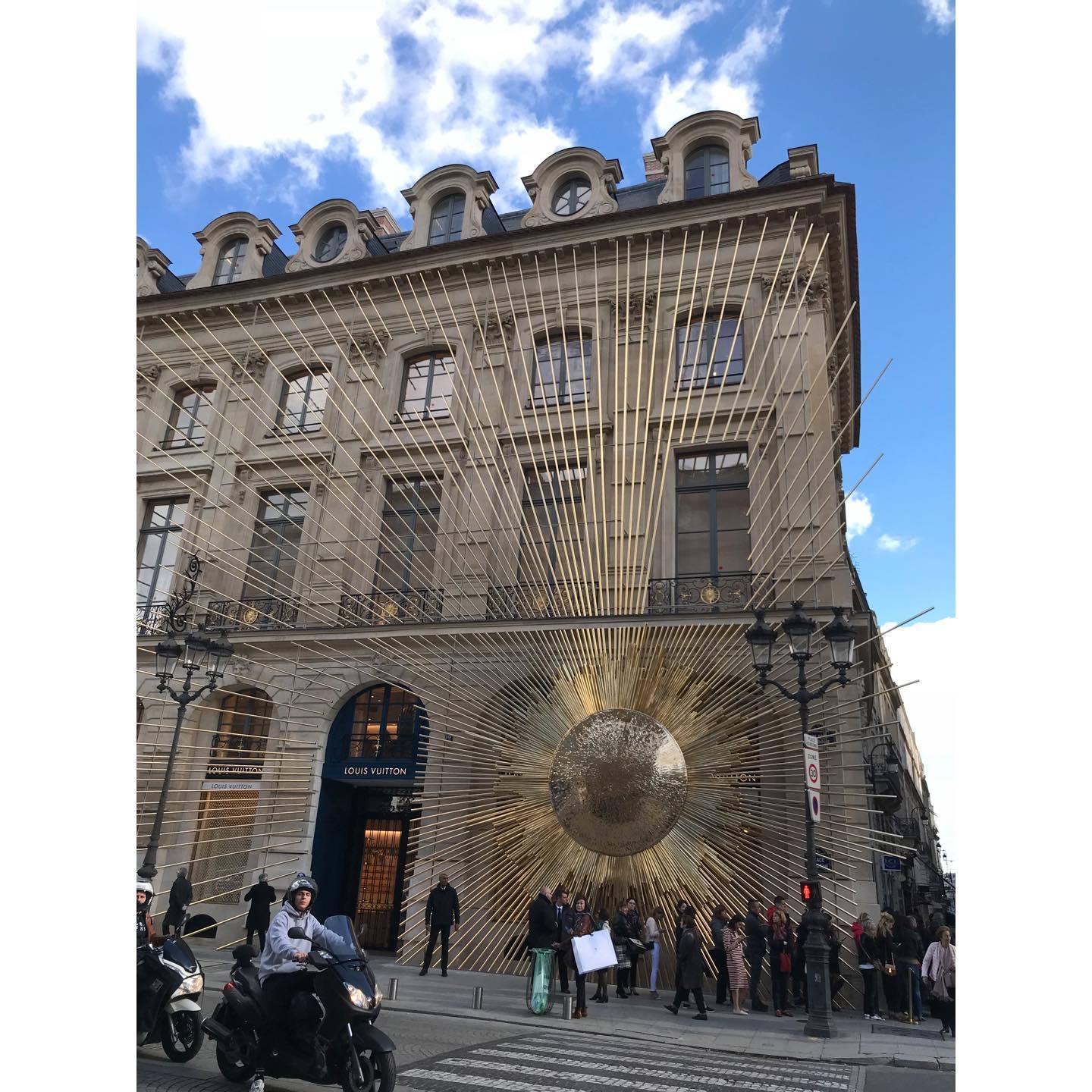 太陽モチーフが外観に大胆につけられたメゾン ルイ・ヴィトン ヴァンドーム。フランスでは歴史的な建造物は勝手に改築することが許されませんが、これはもとの形をキープしながら、強いインパクトをもたせた斬新なアイデア。