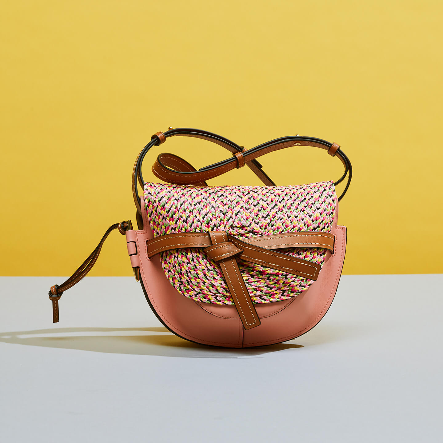 ショルダーストラップ付きのバッグ¥253,000【縦20×横19×マチ11.5cm】