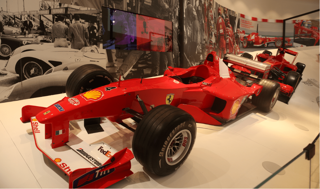 「フェラーリ:アンダー・ザ・スキン」展で展示されているフェラーリF1-2000