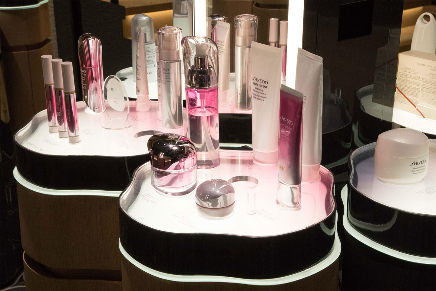 「SHISEIDO」のアイテムが並ぶ〝花椿″モチーフのカウンター。