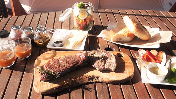 食材はフロントで受け取り、各自のウッドデッキで、自然の景観を肴にいただきます