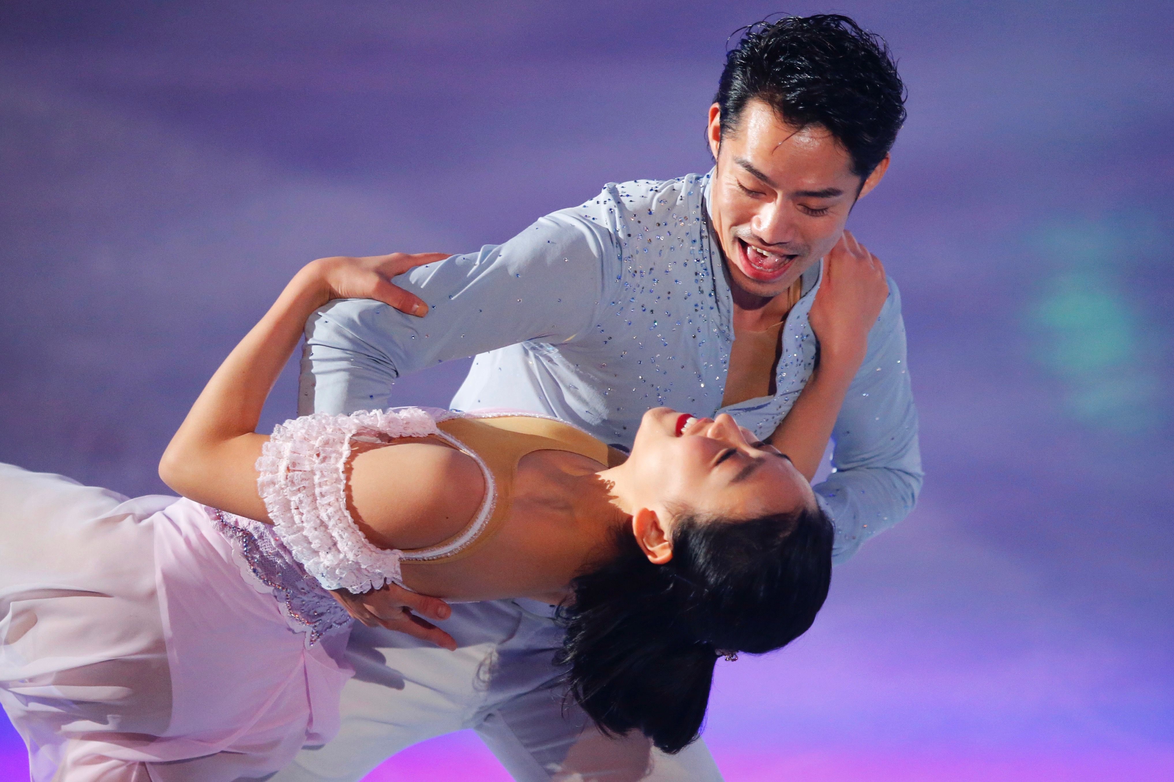 アイスショー『クリスマスオンアイス』で浅田真央さんと共演 写真:アフロスポーツ