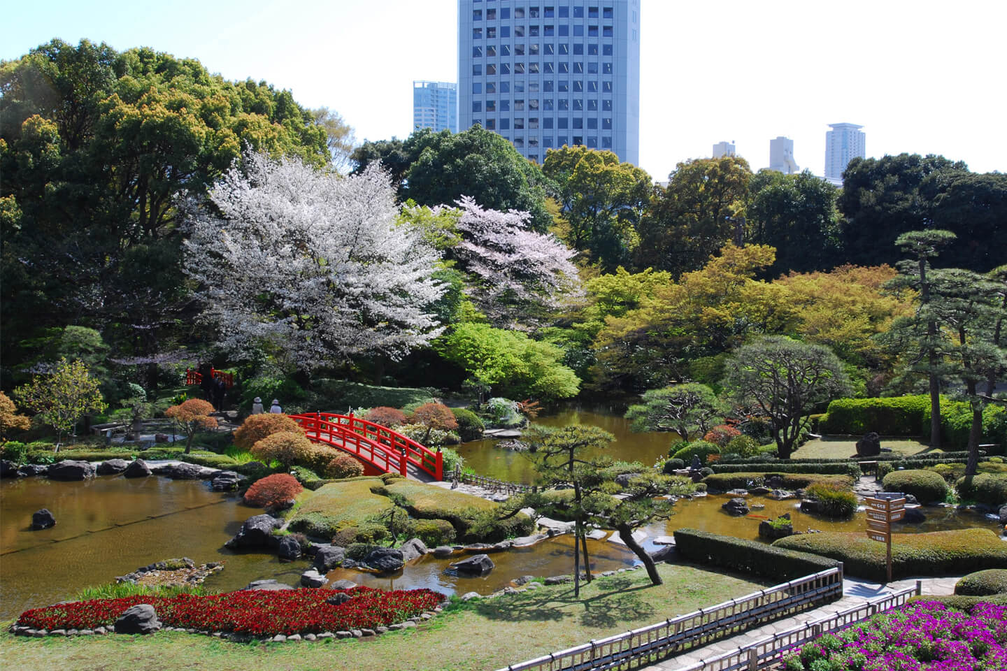広々としたホテルニューオータニの日本庭園