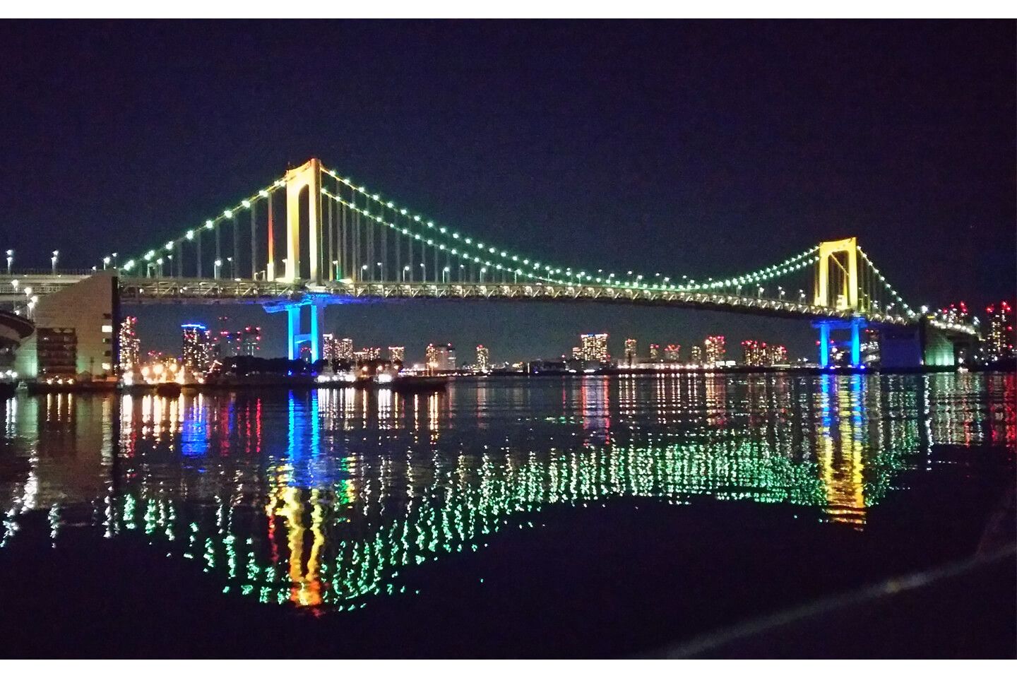 東京湾の夜景に囲まれてディナークルーズをお楽しみください