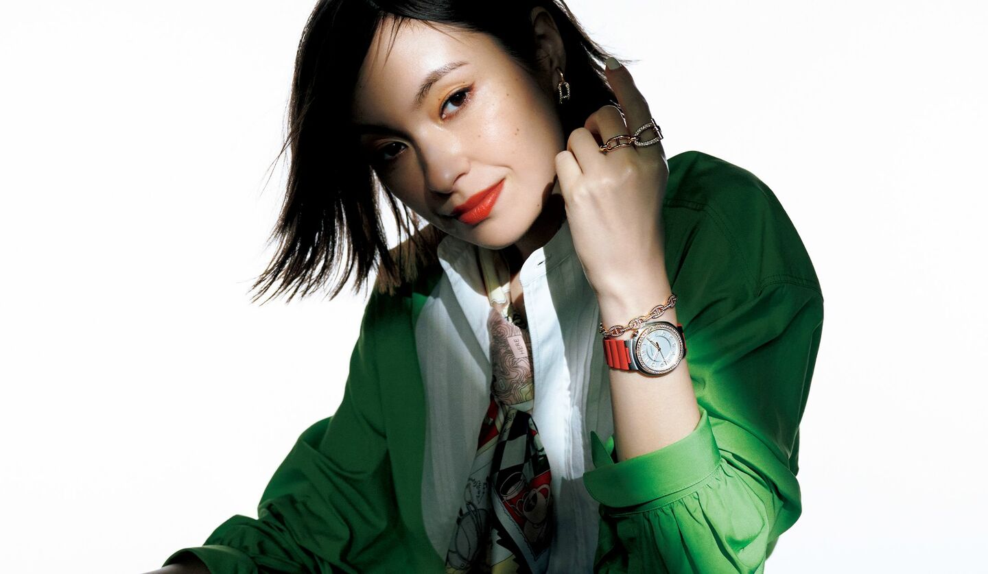 グリーンのシャツを選び、赤みとの補色関係でコントラスト鮮やかに、パワーアップ。「セブリン」のシャツ・「エルメス」の時計を着用した太田莉菜さん