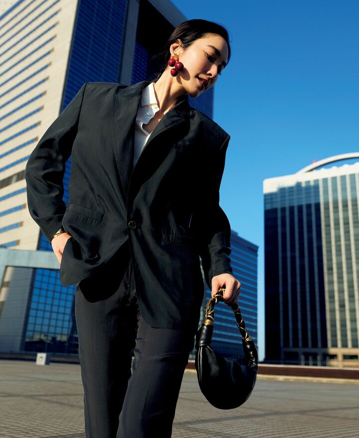 「サンローラン バイ アンソニー・ヴァカレロ」のジャケットを着用したモデルの立野リカさん