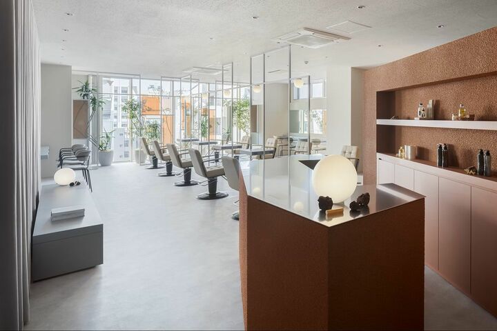 休日は買い物ついでに、平日は仕事帰りにも寄りやすい好立地。自然光が降り注ぐ心地いい空間。