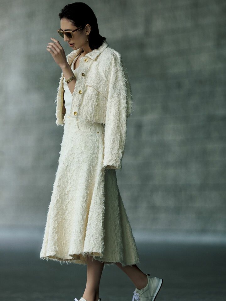 ブルネロ クチネリのウエアを着用したモデルの土屋巴瑞季さん