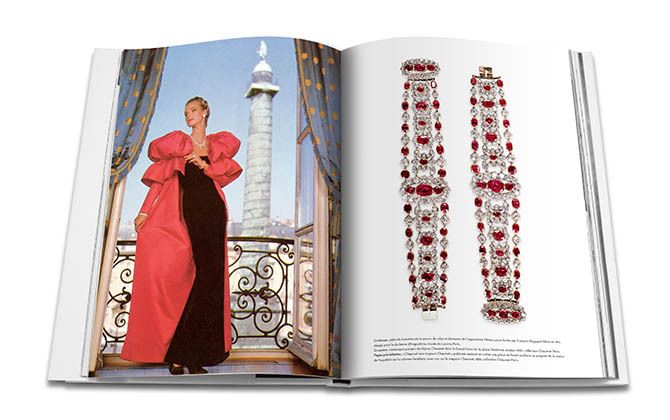 chaumet ショーメ アートブック 左ページ/ヴァンドーム広場12番地のル・グラン・サロン内でショーメのジュエリーを身に着けたモデル。1980年代、ショーメコレクション、パリ。右ページ/フランソワ=ルノー・ニトが皇后マリー=ルイーズのために制作したルビーとダイヤモンドのパリュールの中のブレスレット。1811年作。後にアングレーム公爵夫人のためにサイズが拡大された。ルーブル美術館、パリ