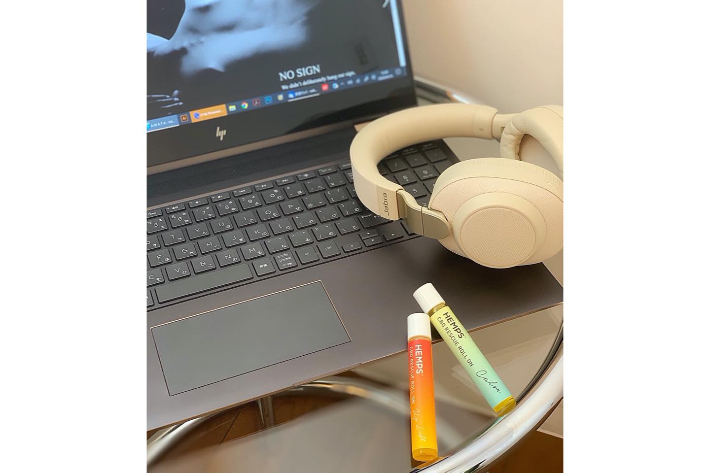 無音にするためにヘッドホンを装着して作業に集中。疲れを感じたら、HEMPS CBD レスキュー ロールオン アップリフトと、カームをマッサージしながら塗布。気分をあげたいときはアップリフト、リラックスさせたいときはカームと使い分け。