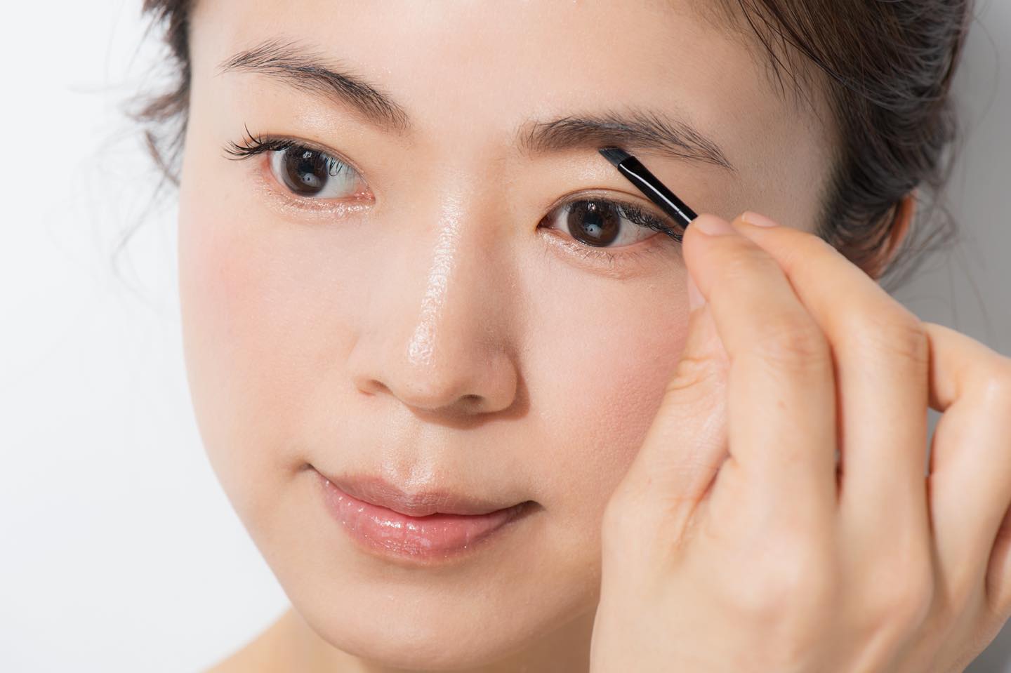 眉頭は自眉の上ではなく、下に描き足していくと適度な太さが出て、形も整いやすい。