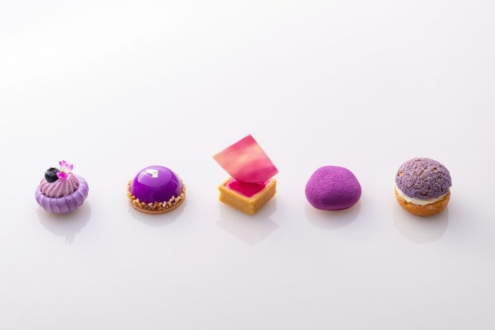 写真左から/カシス パブロバ、バイオレットとラズベリーのシャイニングドーム、紫芋のチーズケーキタルト、パープルベルベット、玄米茶のクリームとイチジクコンポートのシュー