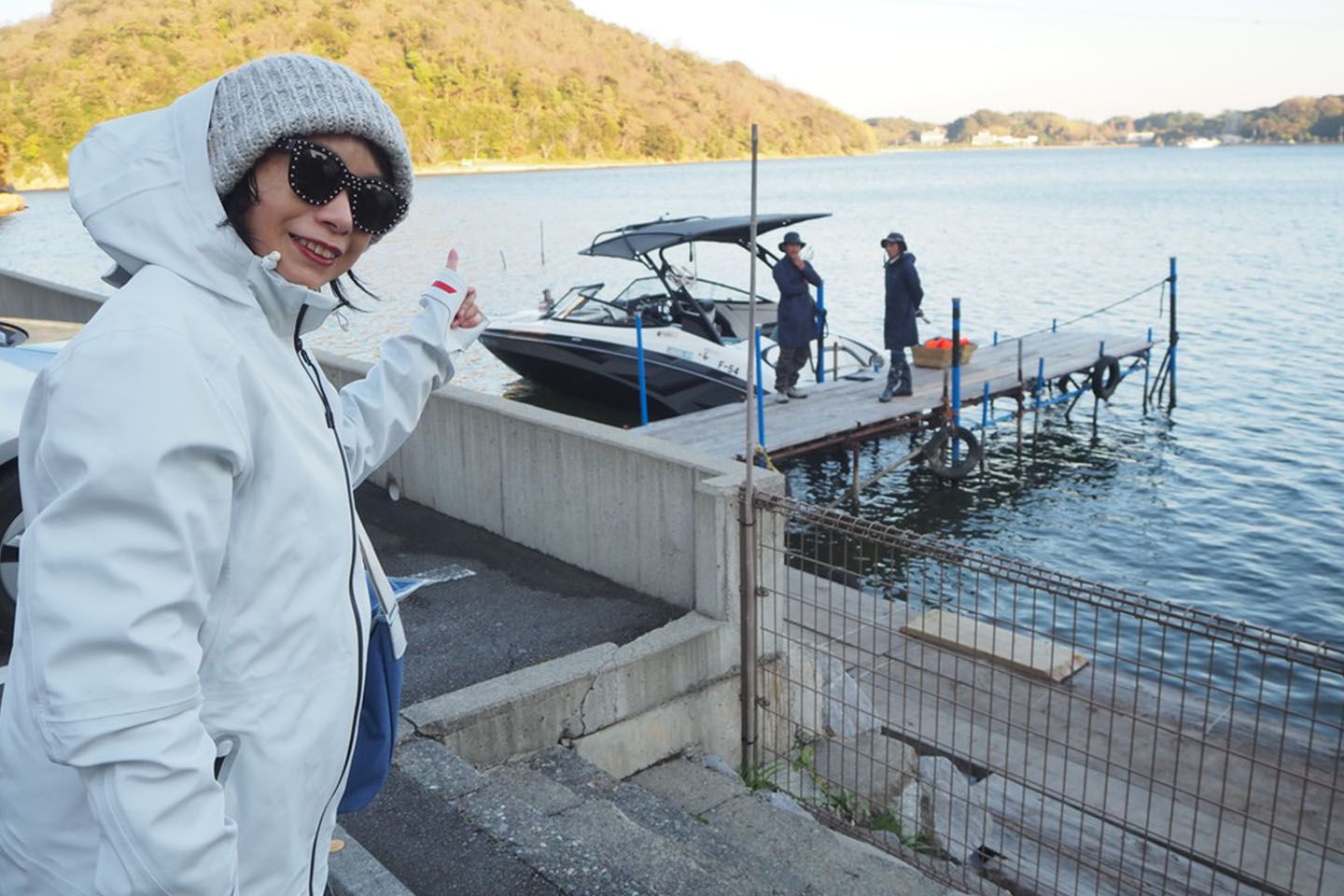 極寒のため、重ね着の上に重ね着し、防水コートも着用。
