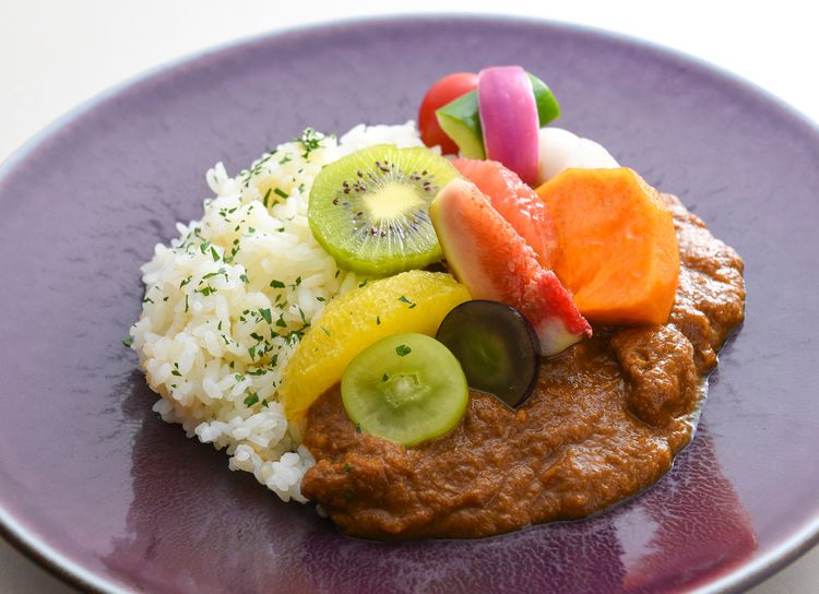 色鮮やかな果実はカレーと相性抜群。『秋の果実を乗せたTHE HOUSEカレー(果実のスープ付)』 1,760円(税込)