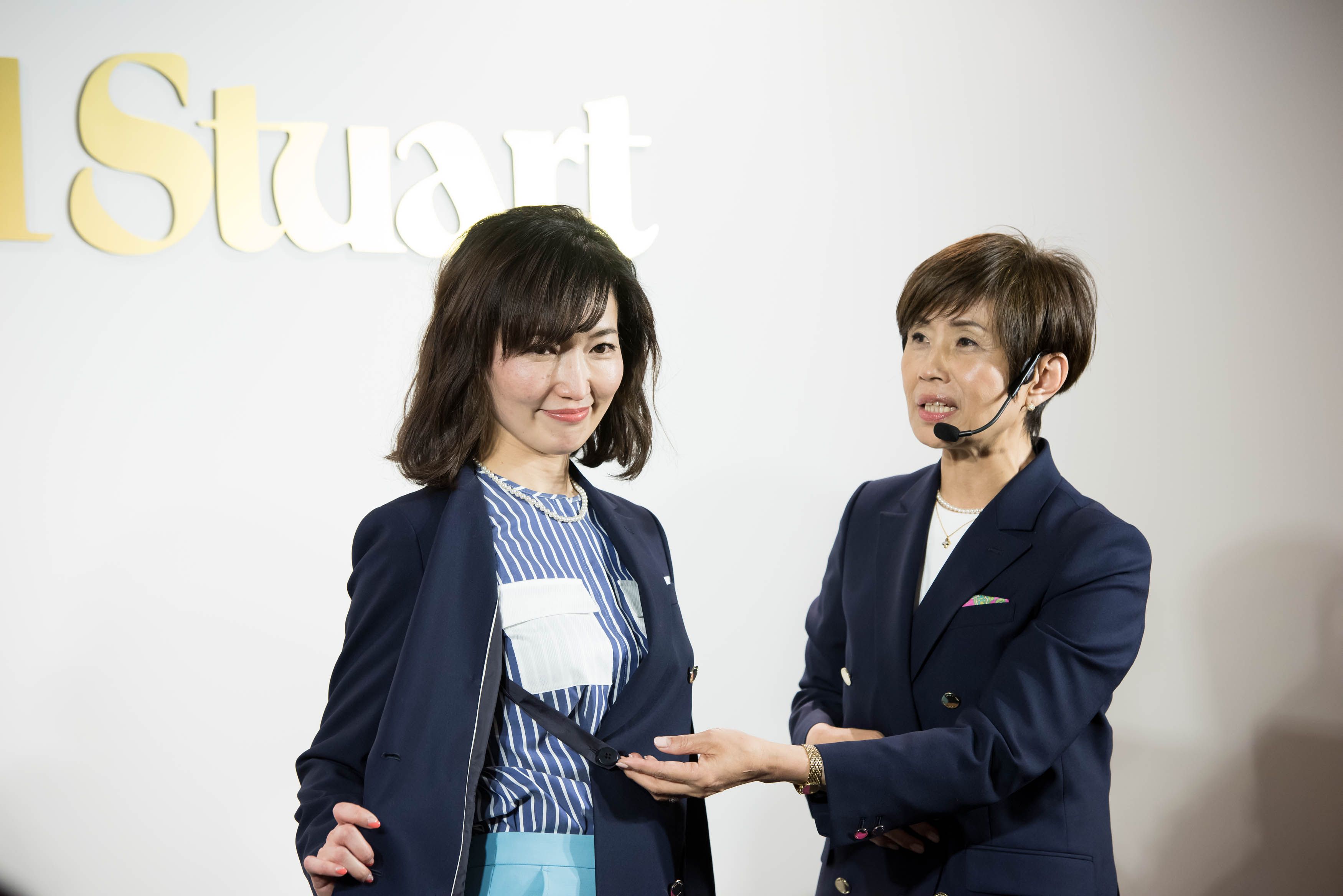 前で重なる面積が大きいダブルのジャケットだから、ボタンを外してもだらしなく開きすぎるのを防止!
