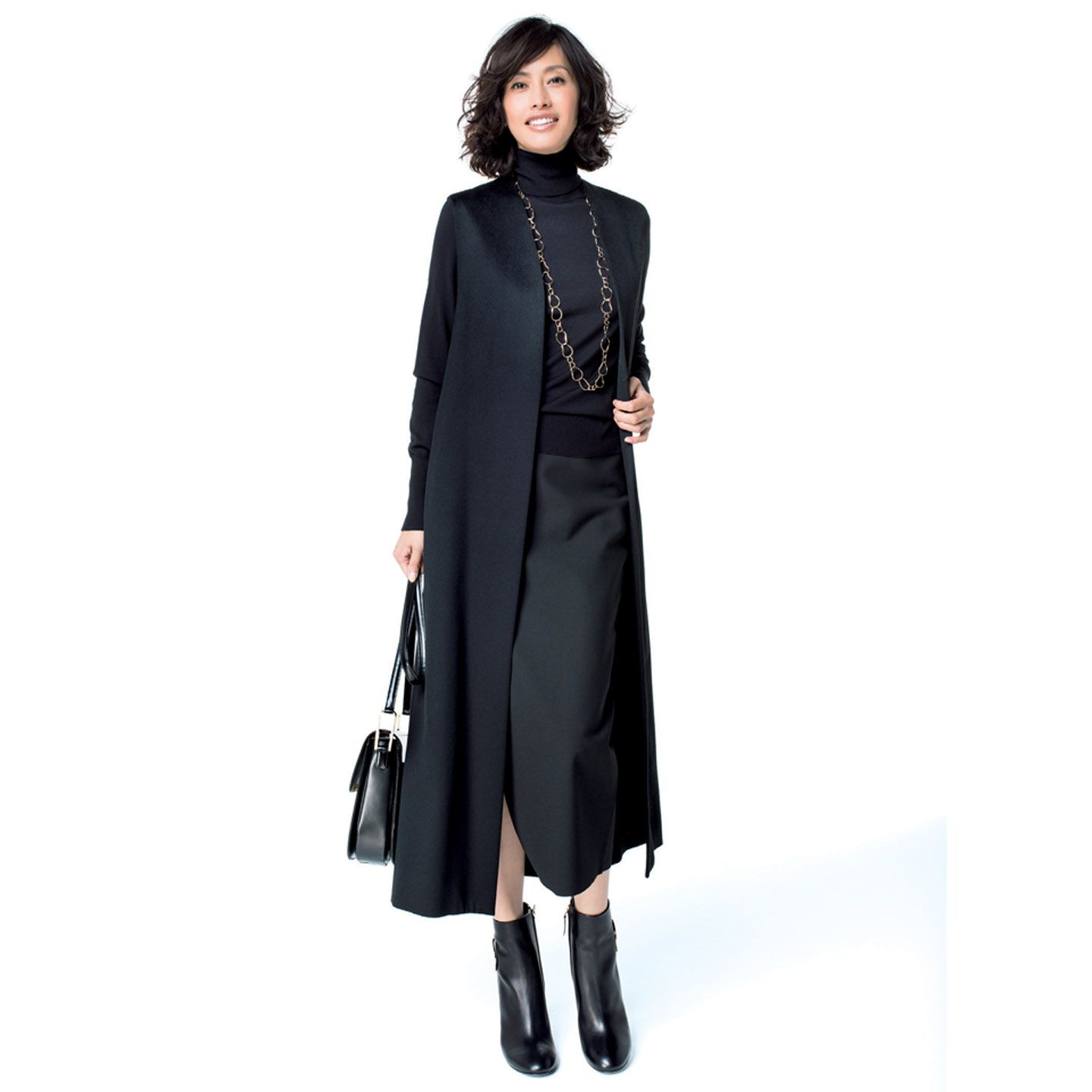 ロングジレ(Nobuko Nishida)、ニット(ADORE)、スカート(コロネット〈エリザベス アンド ジェームス〉)、ネックレス(シャンテクレール 東京店)、バッグ(yoshie inaba)、靴(ロジェ・ヴィヴィエ・ジャパン) 撮影/水田 学(NOSTY) BY:『Precious11月号』小学館、2016年
