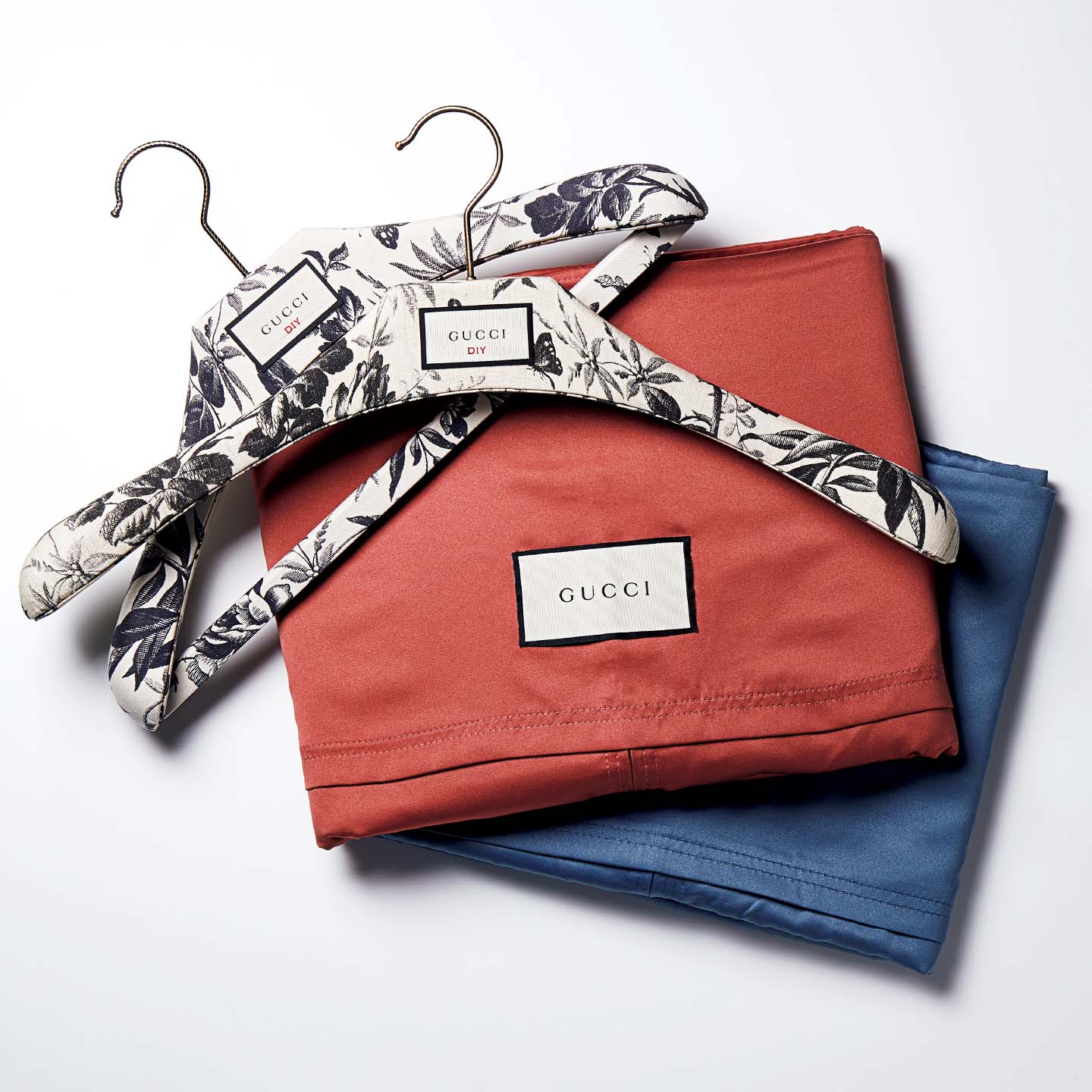 ウエアをオーダーすると、『GUCCI DIY』専用のオリジナルハンガー、ガーメントケースと共にお届け!