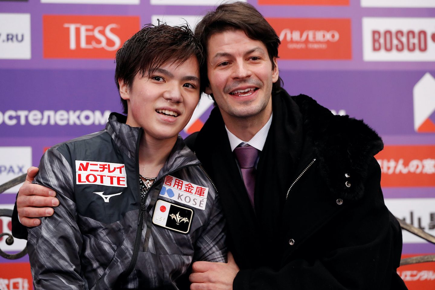 ロシア杯のキス&クライ。ステファン・ランビエール氏とほっとした表情に。写真:ロイター/アフロ