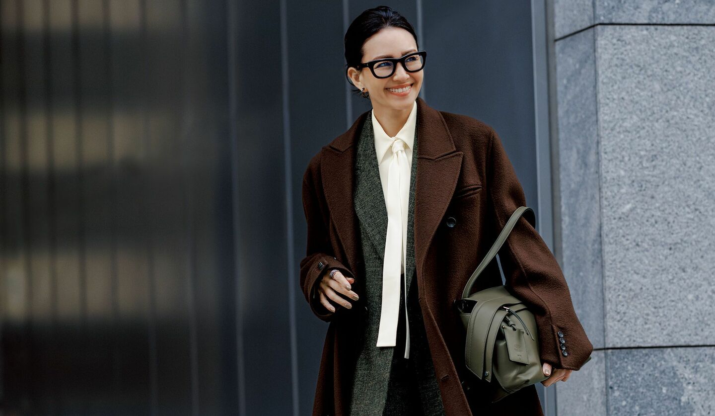 「チノ」のコートとブラウス、「オブリオ」のジャケット&パンツをモデルのRINAさん