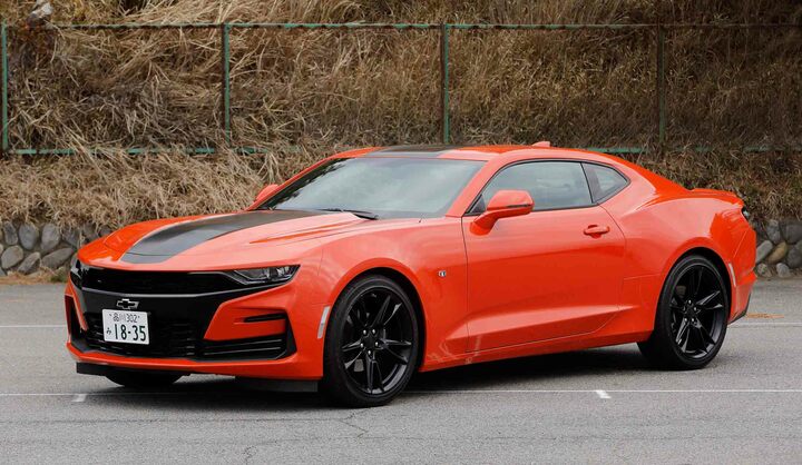 いわゆるフェイスリフトを受けたカマロのスタイリングは、なかなかの迫力。