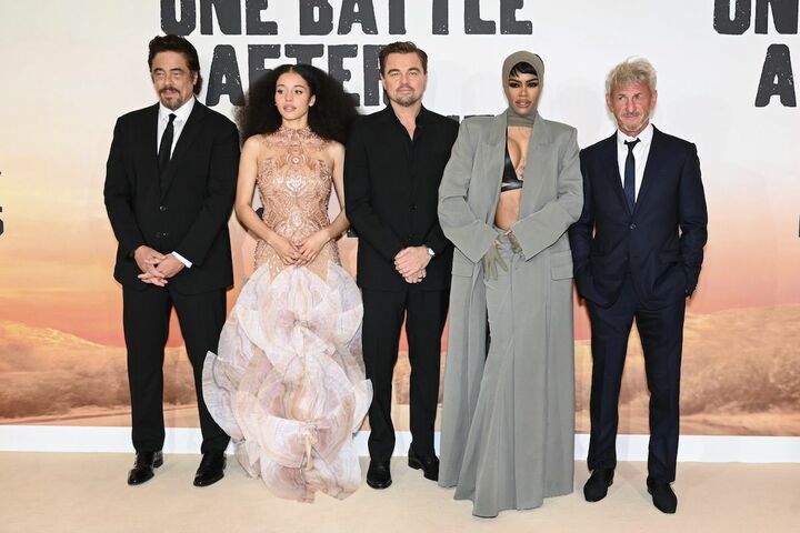 左から共演のベニチオ・デル・トロ、チェイス・インフィニティ、レオナルド・ディカプリオ、テヤナ・テイラーと。