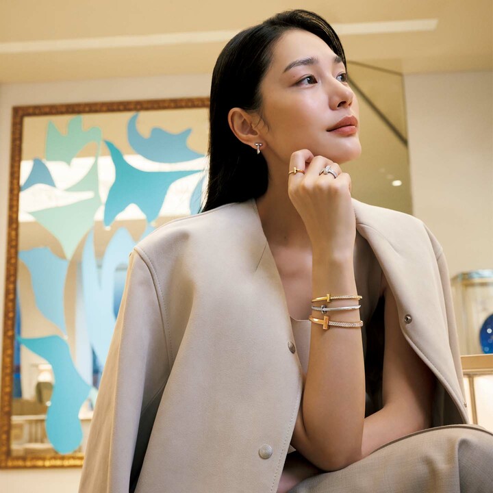 ティファニーのジュエリーを着用したモデルの大塚まゆかさん