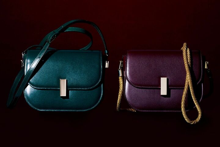 バッグ『ISIDE Crossbody』［縦15×横20×マチ10cm］同素材のストラップ付き各￥253,000・別売りのチェーンストラップ［120cm］￥100,000（ヴァレクストラ・ジャパン）　[Precious2018年12月号291ページ] 　