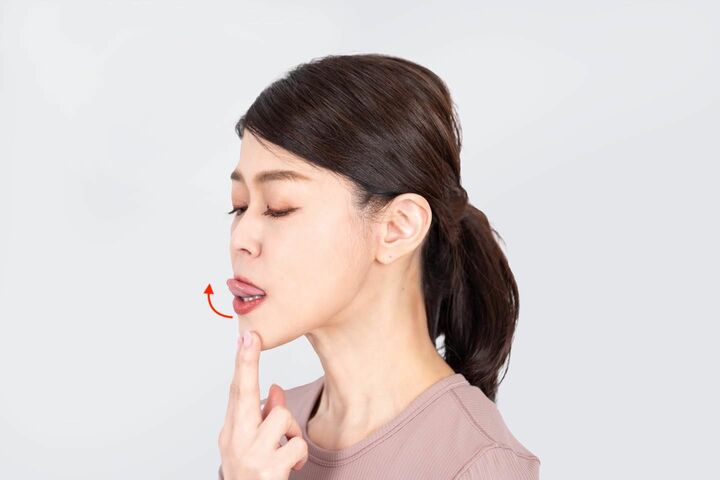 舌先を上唇に当てて30秒キープする
