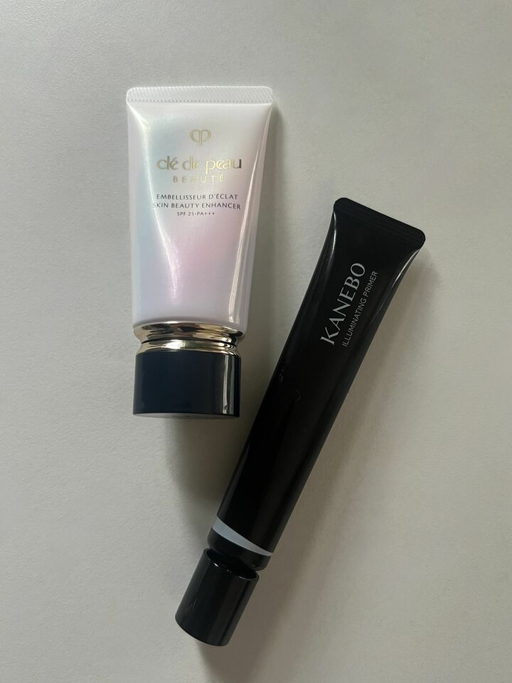 左／クレ・ド・ポー ボーテ アンベリスールデクラ SPF25・PA+++ 40g ￥14,300(8月21日発売)　右／KANEBO イルミネーティングプライマー SPF22・PA++ 30g ￥4,950