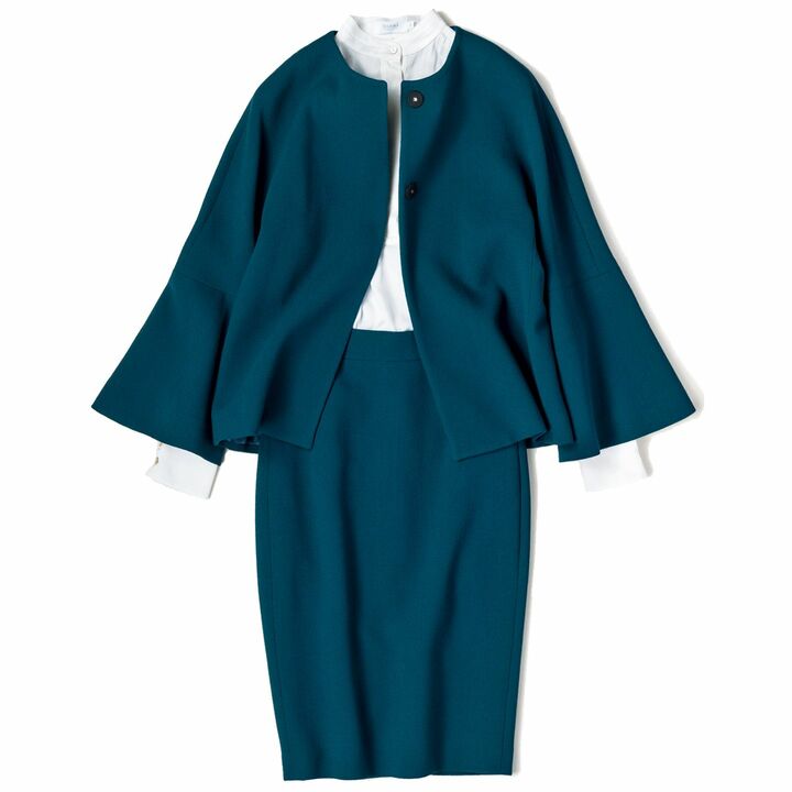 ［ベーシック編］ベーシックな白ブラウスを合わせるなら、襟元すっきりの女らしいデザインが好相性。